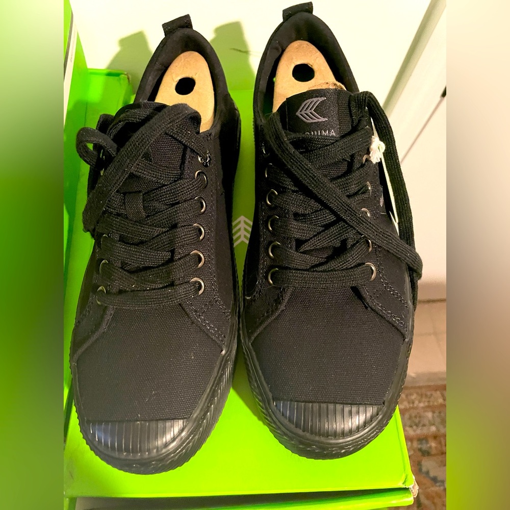 OCA low black canvas 9.5 women 8 men